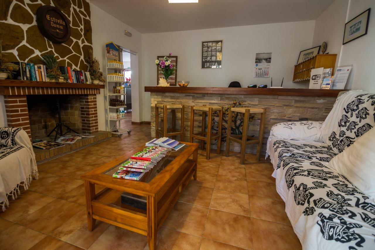 Hostal Cala Boix เอสกานา ภายนอก รูปภาพ